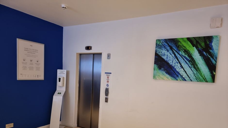 Holiday Inn Express Wakefield Lobby