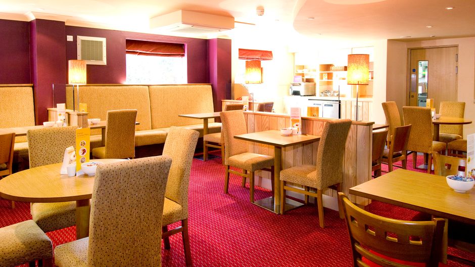 Premier Inn B'ham South (Hall Green) Lobby