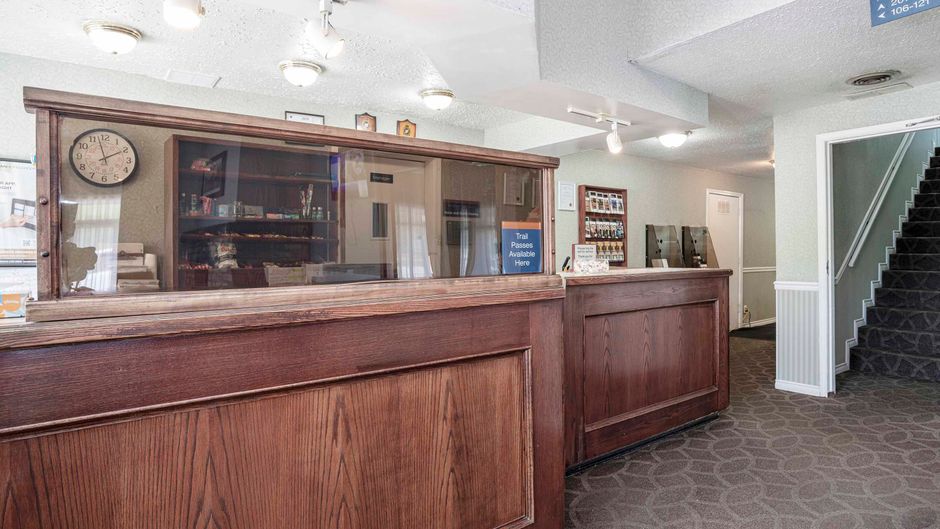 Sandman Inn McBride Lobby
