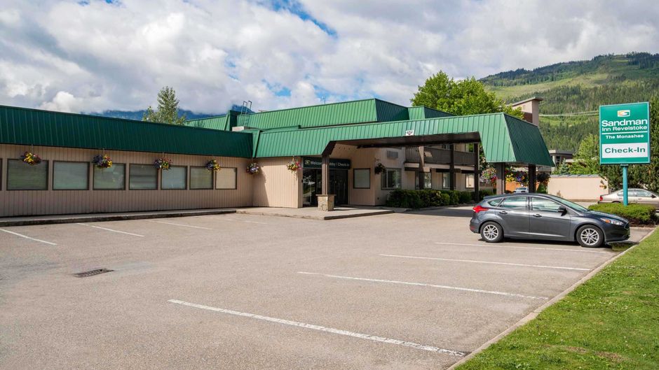 Sandman Inn Revelstoke Exterior