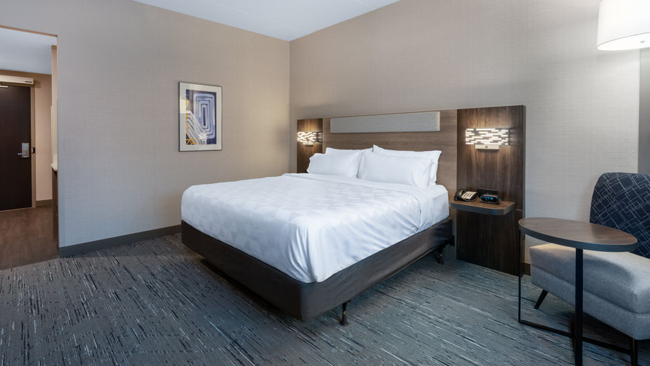Holiday Inn Express Hotel & Suites Room