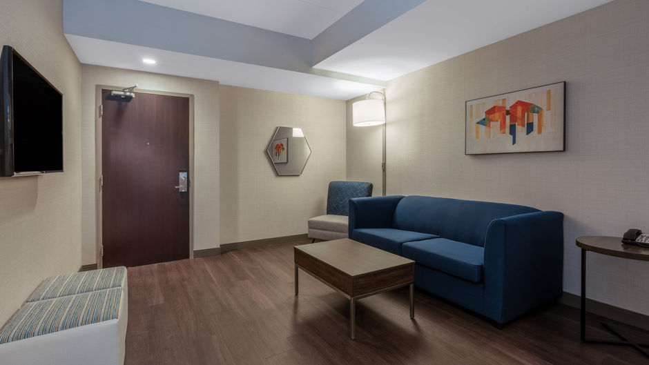 Holiday Inn Express Hotel & Suites Suite