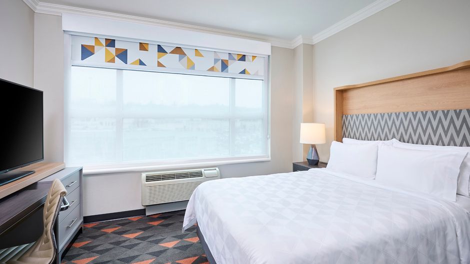 Holiday Inn & Suites Oakville @ Bronte Room