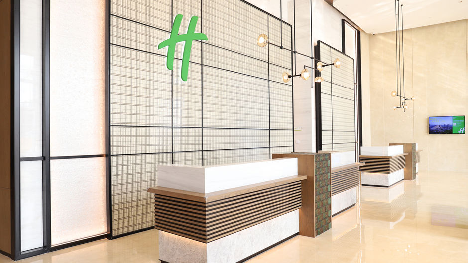 Holiday Inn & Suites International Expo Lobby