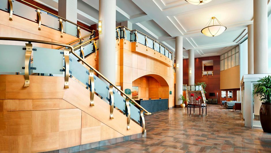 Sheraton Suites Calgary Eau Claire Lobby