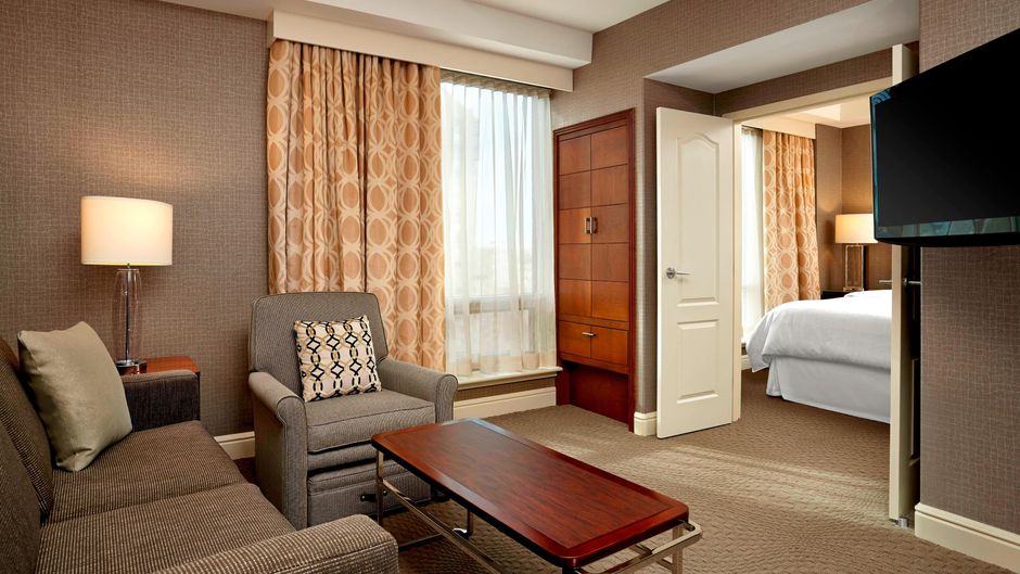 Sheraton Suites Calgary Eau Claire Suite