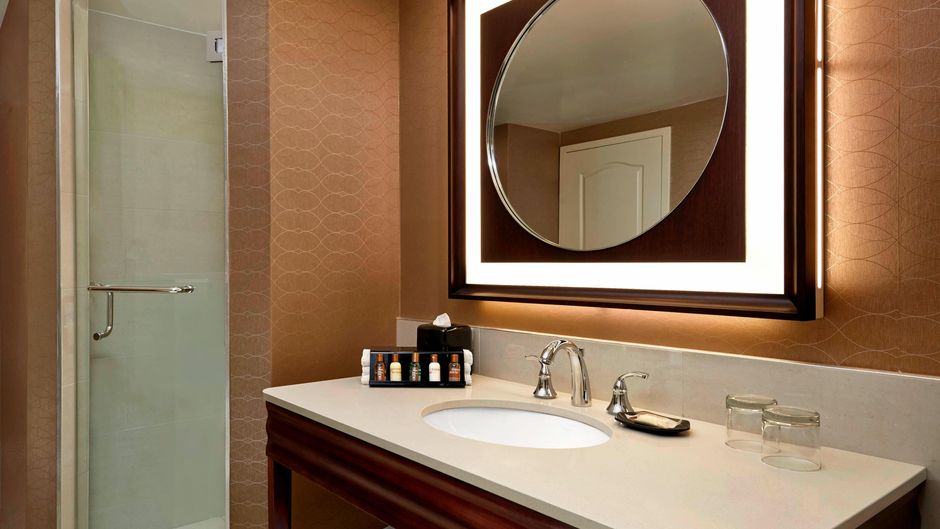 Sheraton Suites Calgary Eau Claire Room
