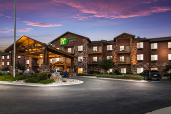 Holiday Inn Express Hotel & Suites