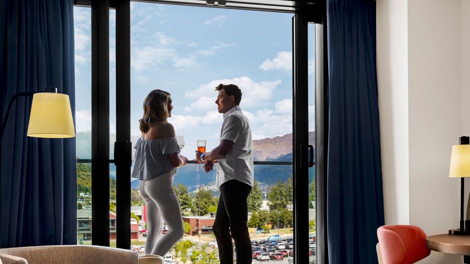 Holiday Inn Remarkables Park Exterior
