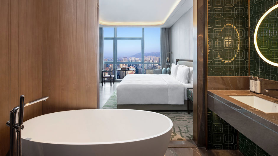 HUALUXE Qingdao Licang Suite