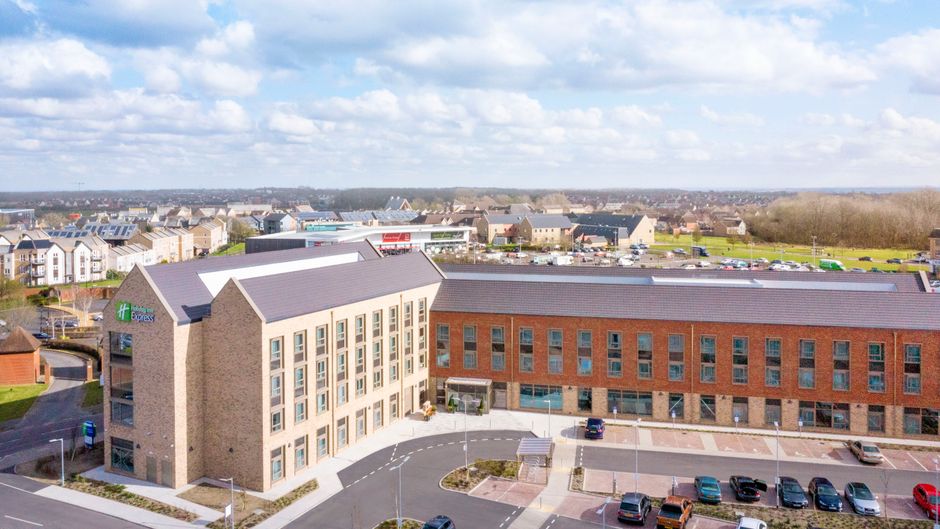 Holiday Inn Exp Cambridge West-Cambourne Exterior