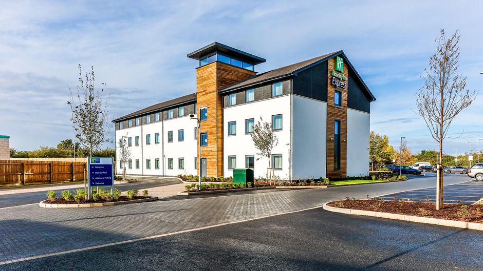 Holiday Inn Express Cambridge Exterior