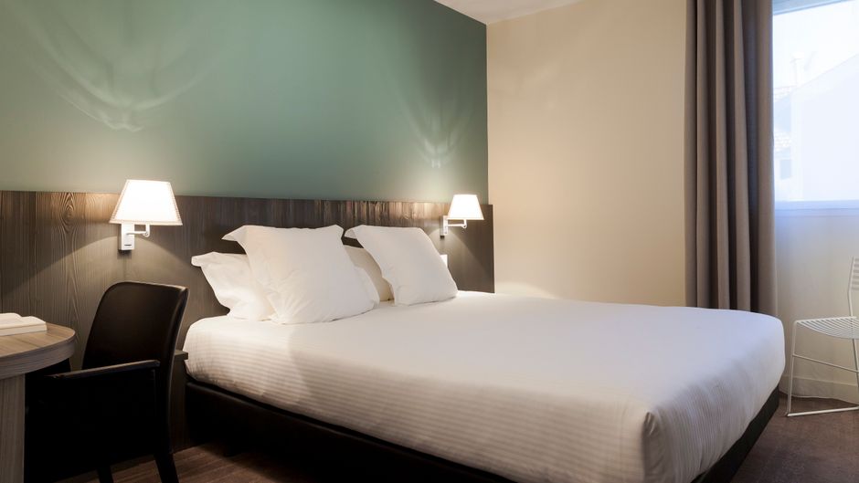 Les Flots Hotel Room