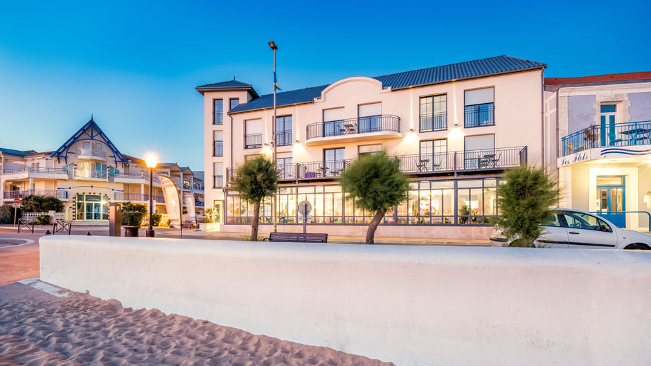 Les Flots Hotel Exterior