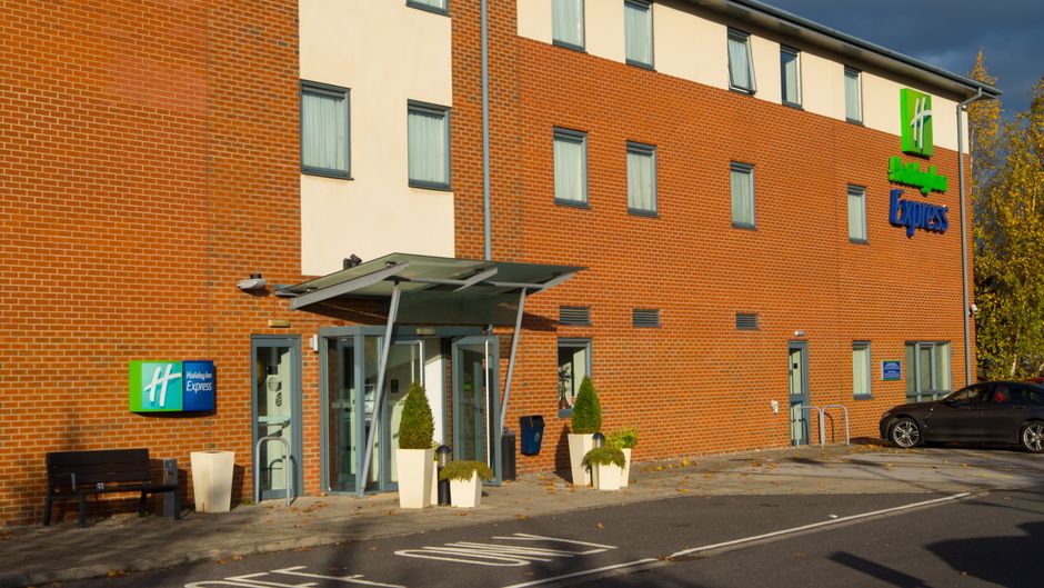 Holiday Inn Express Bedford Exterior