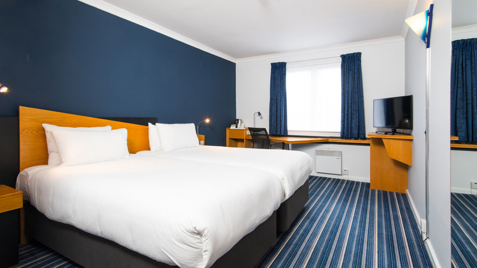 Holiday Inn Express Manchester East Room