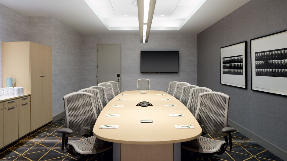 Holiday Inn & Suites Montreal Airport Meeting