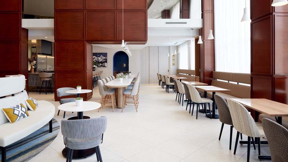 Holiday Inn & Suites Montreal Airport Restaurant