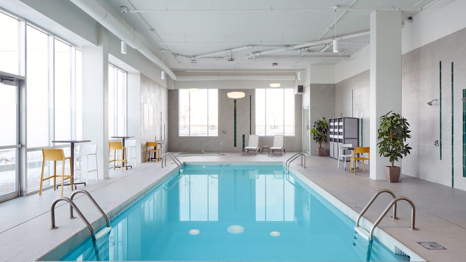 Holiday Inn & Suites Montreal Airport Pool