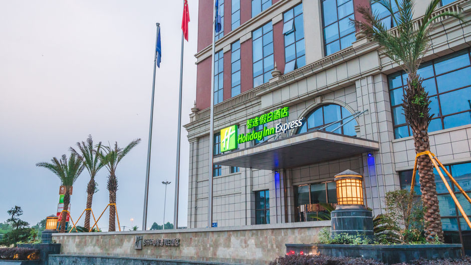 Holiday Inn Express Pengzhou Downtown Exterior