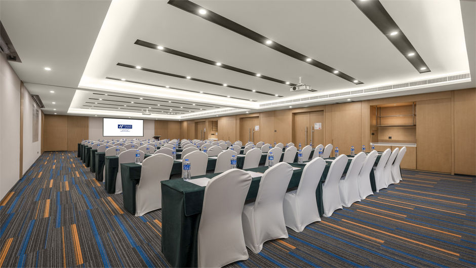 Holiday Inn Express Meishan Dongpo Meeting