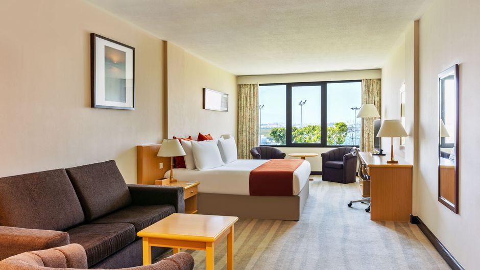 Crowne Plaza Hotel Muscat Room