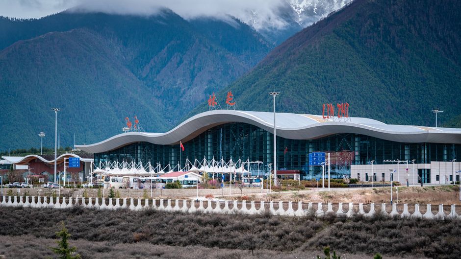 Holiday Inn Express Linzhi Airport Exterior