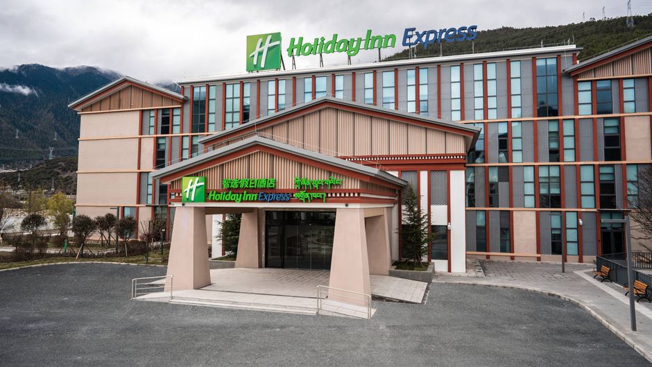 Holiday Inn Express Linzhi Airport Exterior