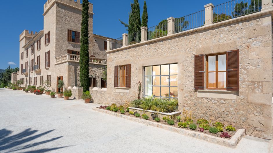 Castell Son Claret Exterior