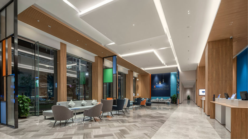 Holiday Inn Express Silver Beach Lobby