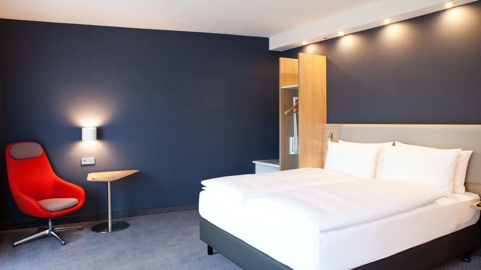 Holiday Inn Express Airport Room