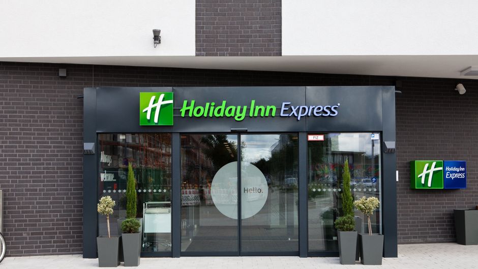 Holiday Inn Express Airport Exterior