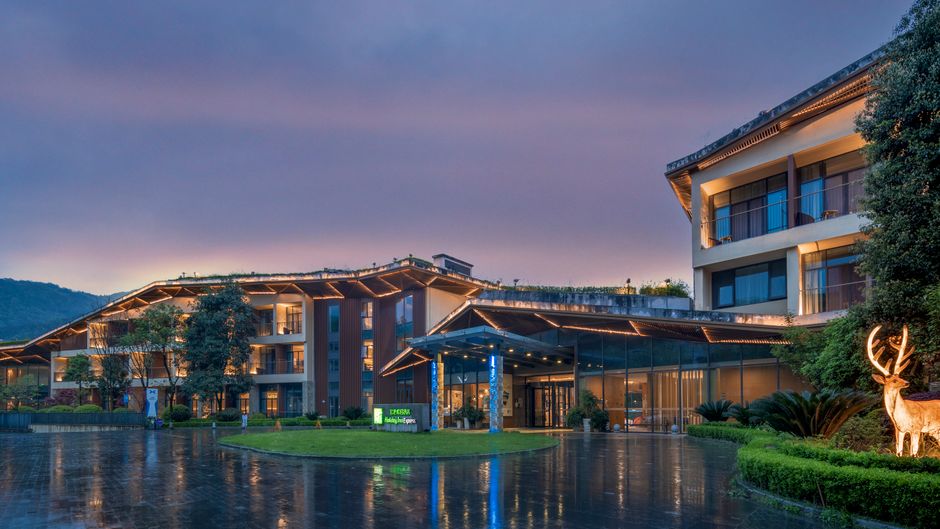 Holiday Inn Express Emei Mountain Exterior