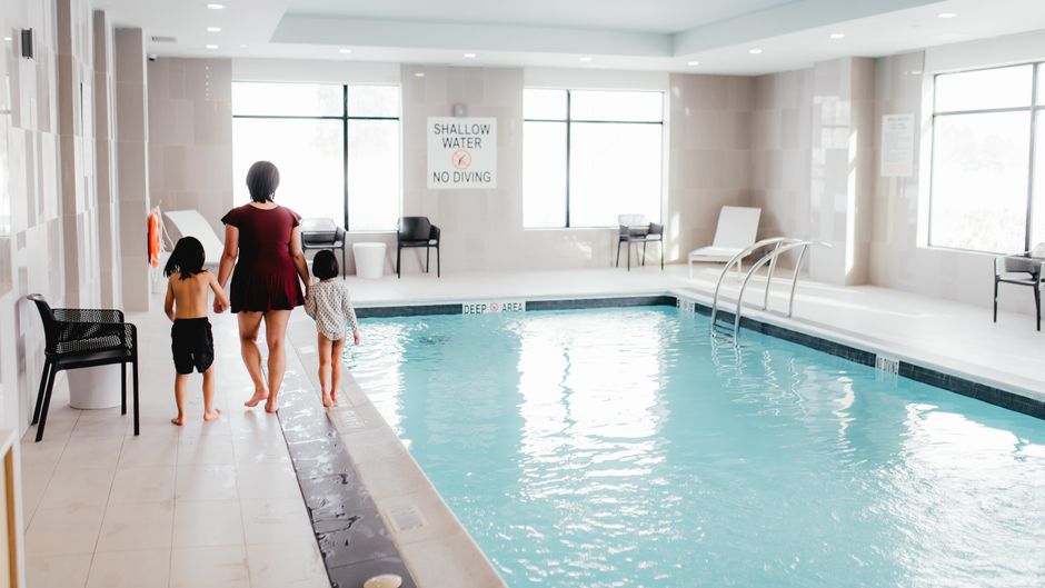 Holiday Inn Express Sarnia-Point Edward Pool