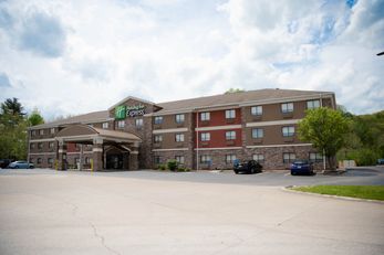 Holiday Inn Express Winfield TeaysValley