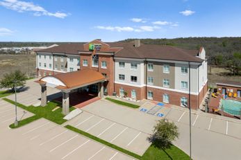 Holiday Inn Express Hotel & Suites