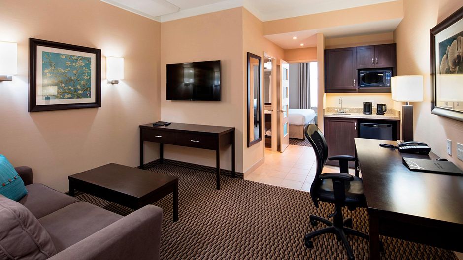 Delta Hotels Guelph Conference Centre Suite