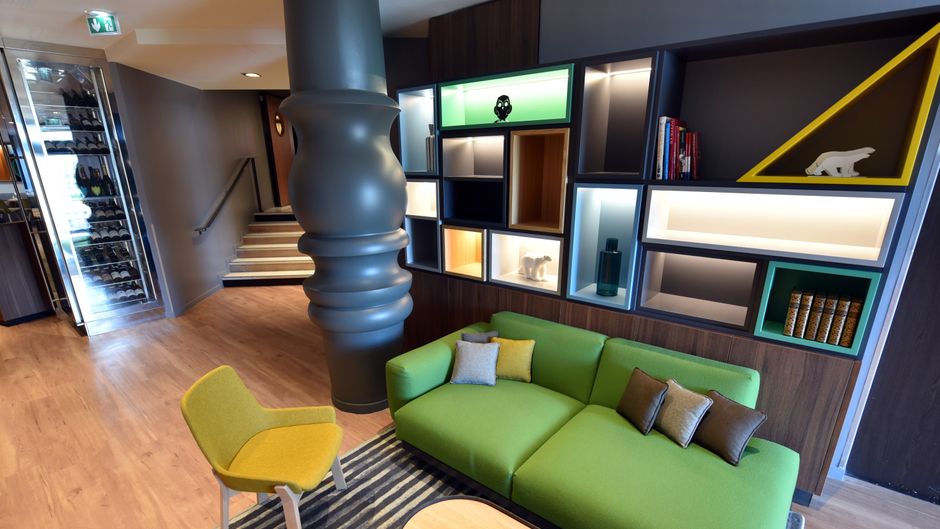 Holiday Inn Dijon Lobby