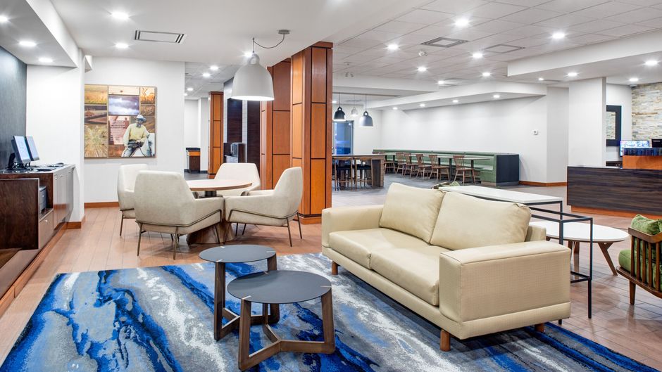 Fairfield Inn/Suites Toronto Mississauga Lobby