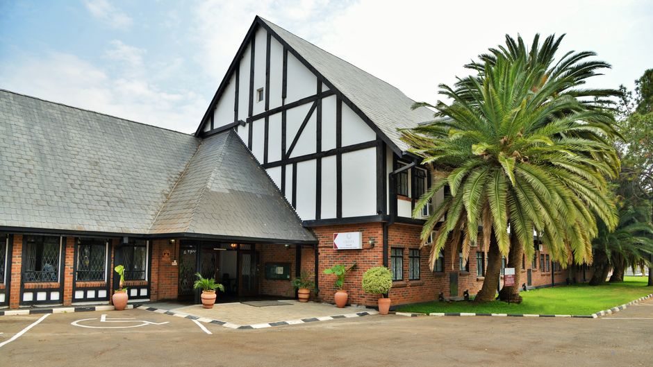 Cresta Churchill Hotel Exterior