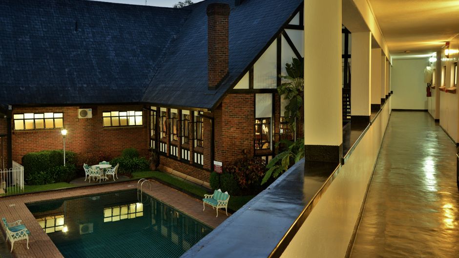 Cresta Churchill Hotel Exterior