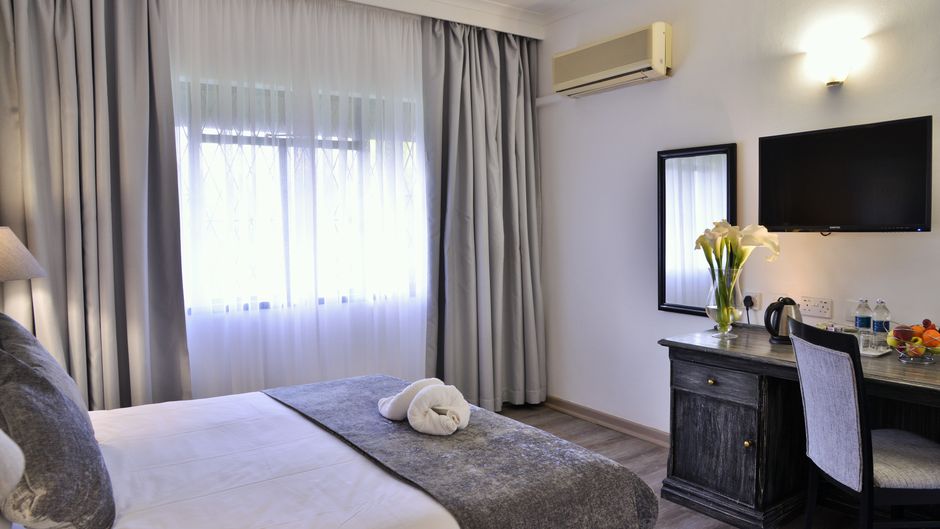Cresta Churchill Hotel Room