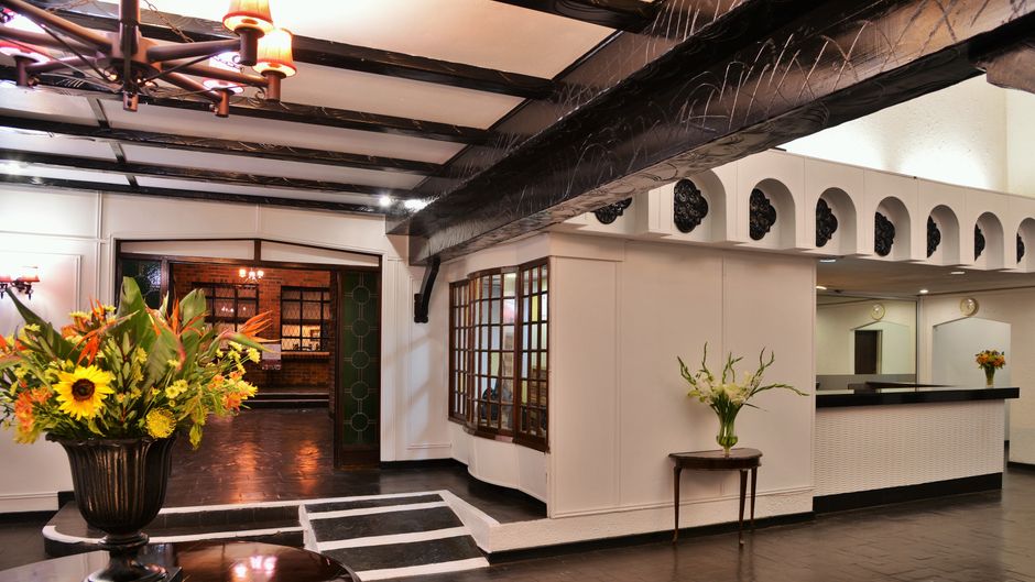 Cresta Churchill Hotel Lobby