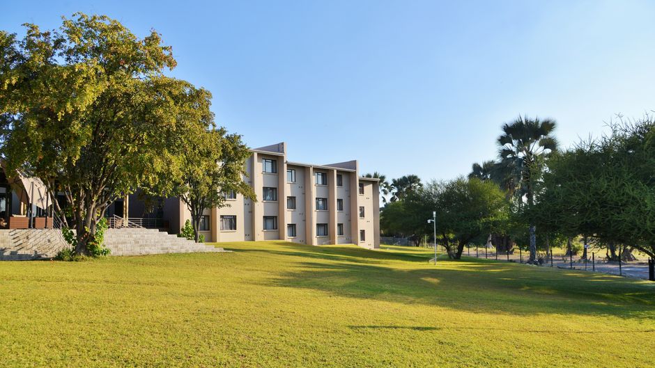 Cresta Maun Exterior