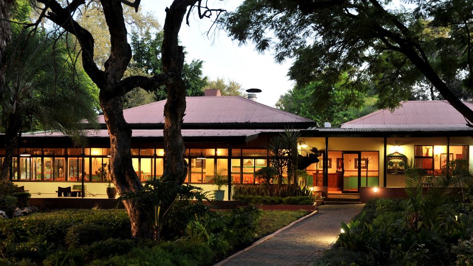 Cresta Riley's Hotel Exterior