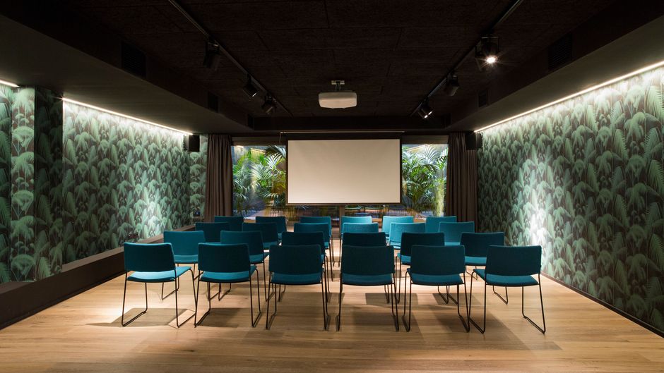 Yurbban Trafalgar Hotel Meeting