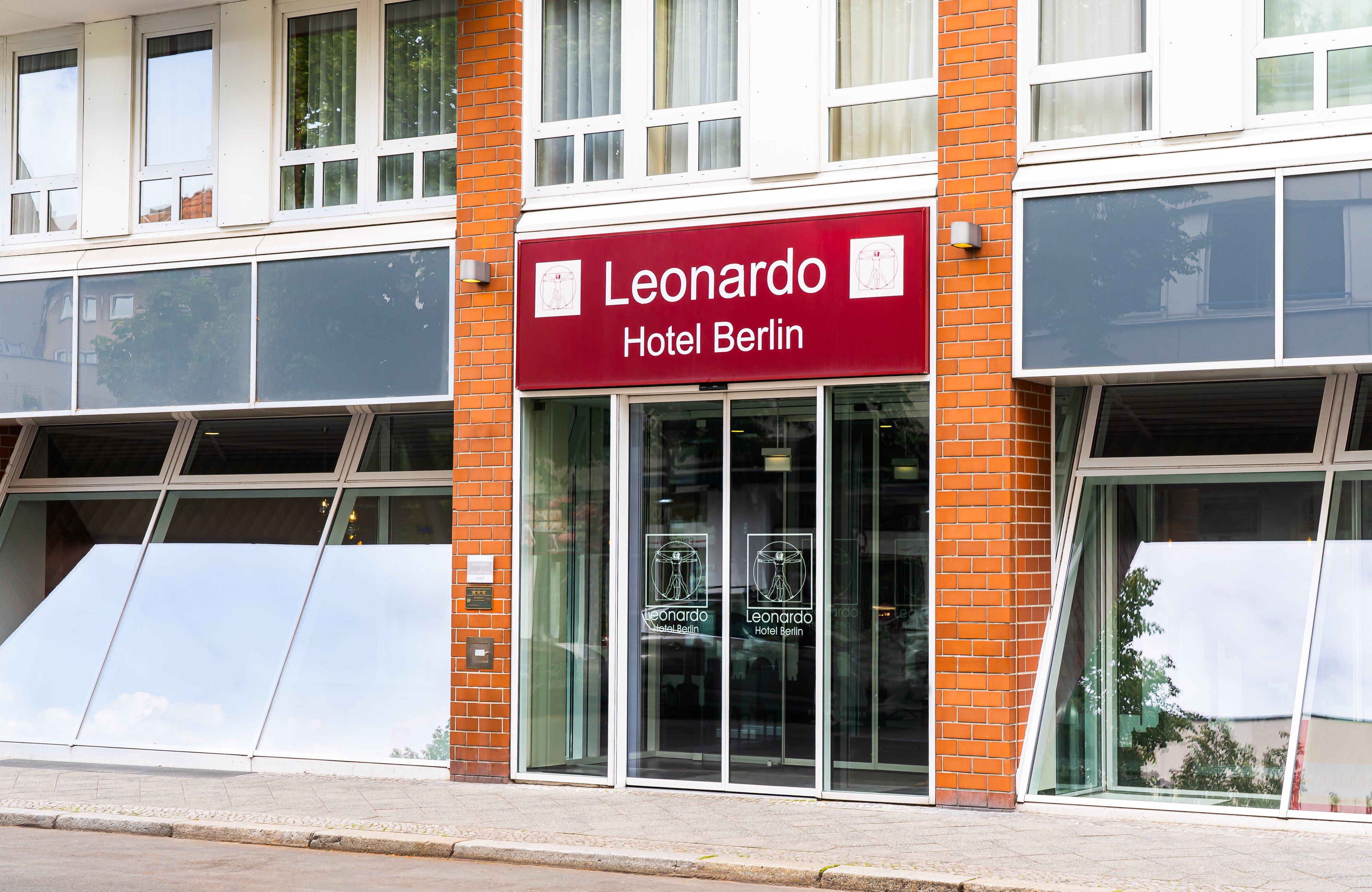 Leonardo hotel store