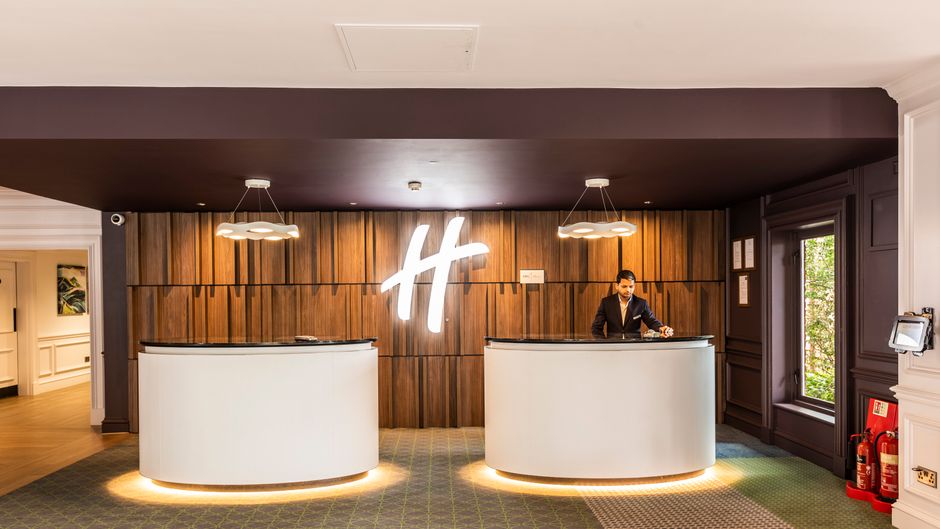 Holiday Inn Guildford Lobby
