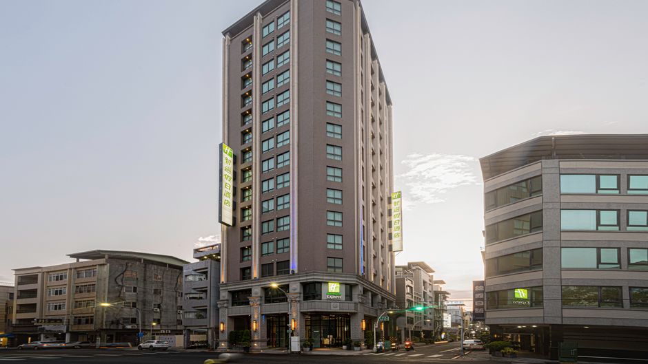 Holiday Inn Express Kaohsiung Love River Exterior