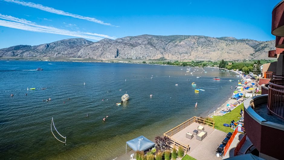 Holiday Inn & Suites Osoyoos Exterior